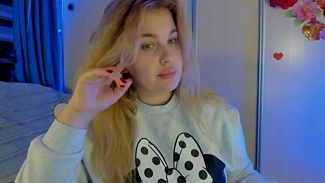 CoraSwon online show from December 3, 2025, 7:13 pm