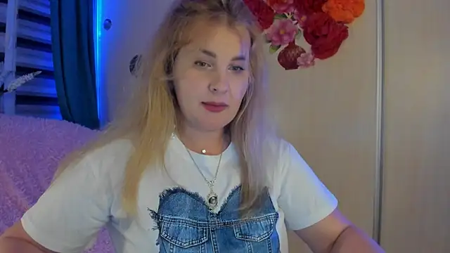 CoraSwon online show from September 28, 2025, 4:47 pm