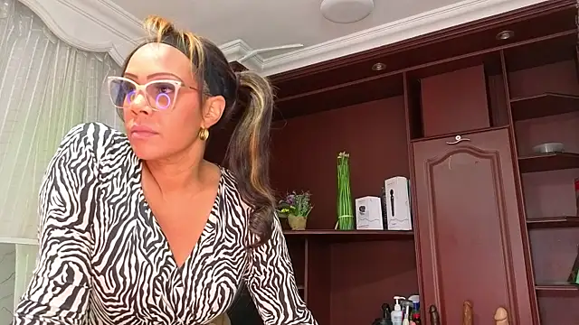 AmberNix online show from September 12, 2025, 1:44 pm