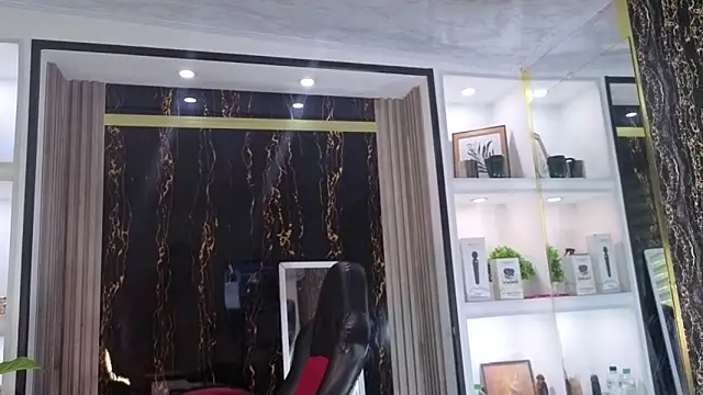 AmberNix online show from October 24, 2025, 2:16 pm