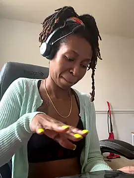 LeyaHoneybuns online show from November 19, 2025, 7:25 pm