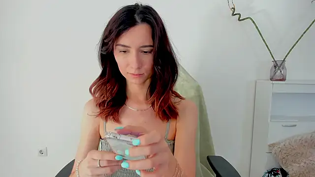 crystalnut online show from September 10, 2025, 3:05 am