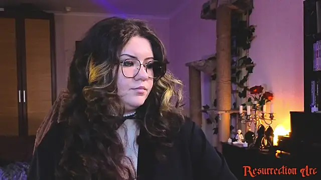 Laura Karamazov online show from June 4, 2026, 6:01 pm