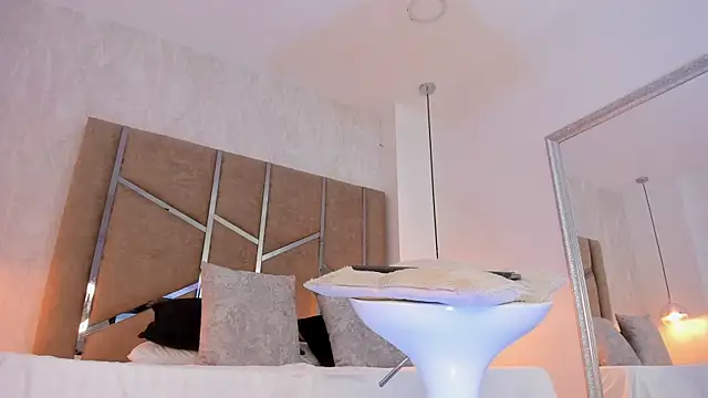 Martinaa Jones  online show from December 18, 2025, 12:20 pm