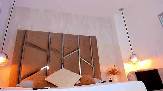 Martinaa Jones  online show from October 7, 2025, 8:21 pm