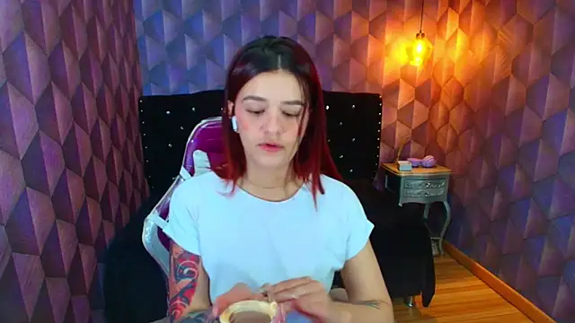 LiaHarryis online show from November 6, 2025, 6:23 pm