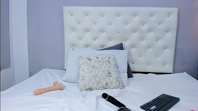 NICOLSKINNY1 online show from October 6, 2025, 9:48 pm