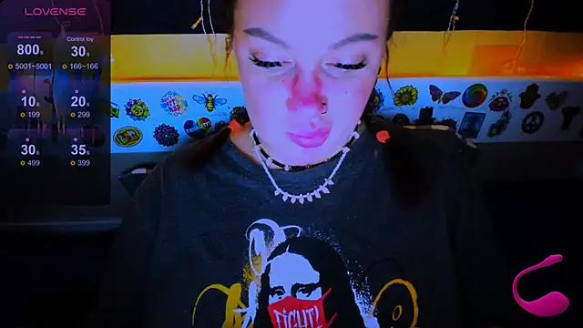 EllieOz online show from March 22, 2025, 7:53 pm