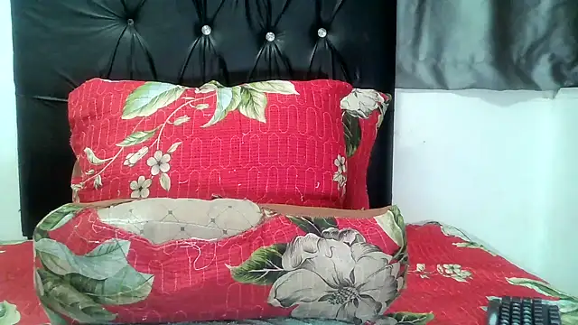 Hotxchickk online show from August 1, 2026, 6:06 pm