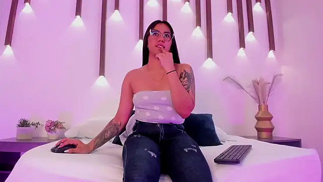 Snapshot of majo_rosse_ chatting on February 19, 2026, 7:33 pm majo rosse online show from February 19, 2026, 7:33 pm