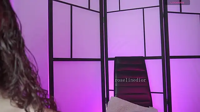 Snapshot of roselinedior chatting on February 18, 2026, 3:19 pm roselinedior online show from February 18, 2026, 3:19 pm