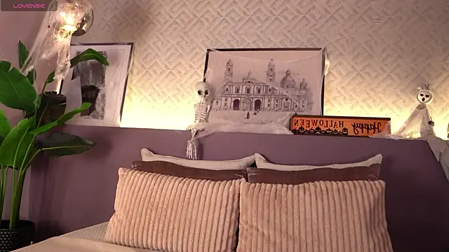 ElleDiane online show from October 30, 2025, 10:39 pm