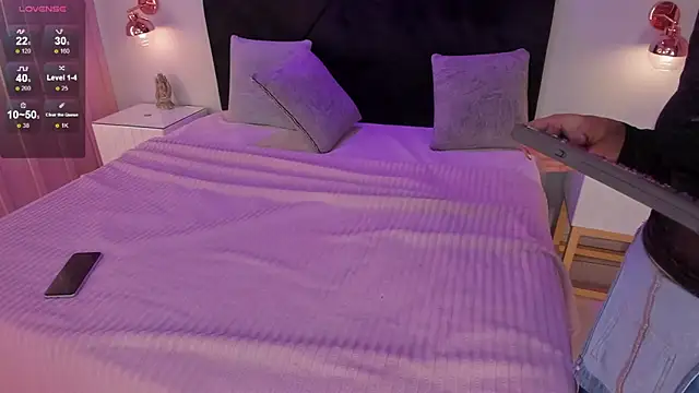 chloe watson  online show from December 3, 2025, 7:46 pm