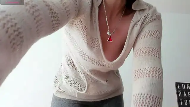 queen fetish online show from November 27, 2025, 1:22 pm