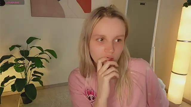 Beatrica Klein online show from November 10, 2025, 4:12 pm