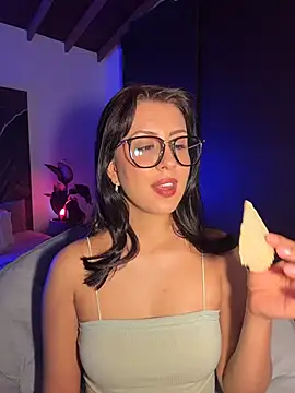 EmaSaenz online show from October 16, 2025, 10:07 pm