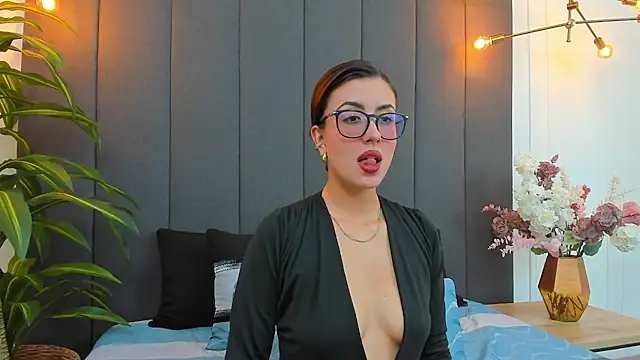 EmaSaenz online show from February 7, 2025, 11:03 pm