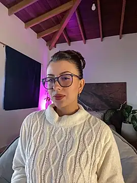 EmaSaenz online show from February 5, 2025, 9:50 pm