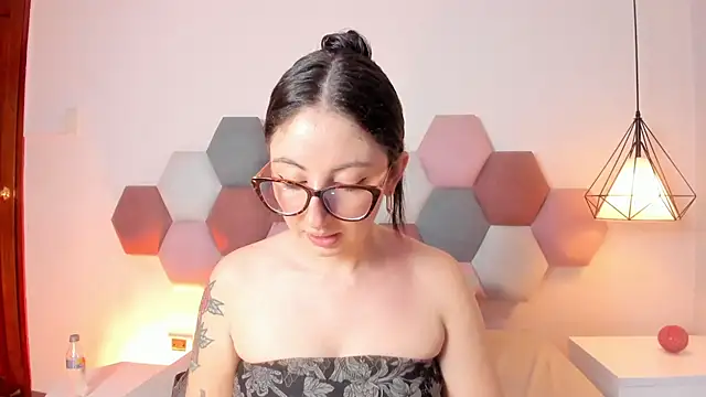 Emilywatsonn online show from June 26, 2026, 12:27 am