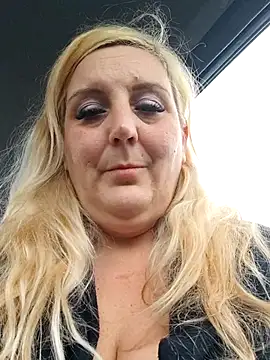 BecciDeluxe online show from January 6, 2026, 9:02 am