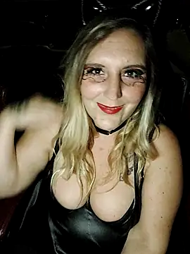 BecciDeluxe online show from October 31, 2025, 9:00 pm