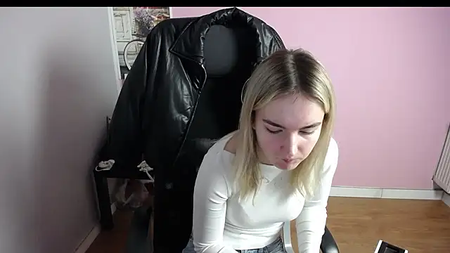 Snapshot of viktoria_lovely chatting on February 11, 2026, 6:35 am viktoria lovely online show from February 11, 2026, 6:35 am