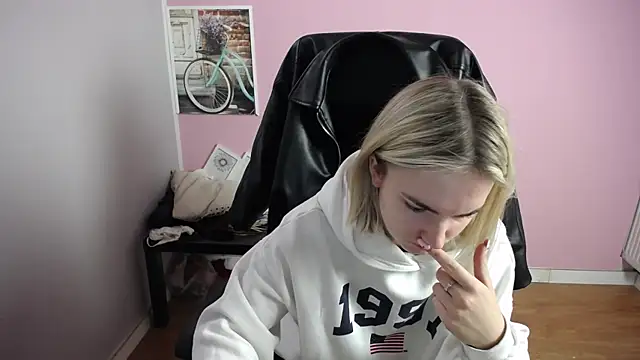 Snapshot of viktoria_lovely chatting on March 17, 2026, 7:33 am viktoria lovely online show from March 17, 2026, 7:33 am