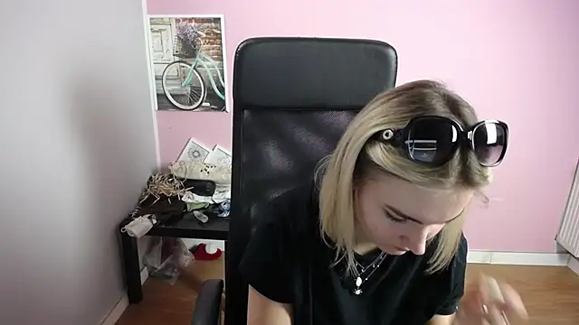 Snapshot of viktoria_lovely chatting on June 19, 2026, 7:36 am viktoria lovely online show from June 19, 2026, 7:36 am