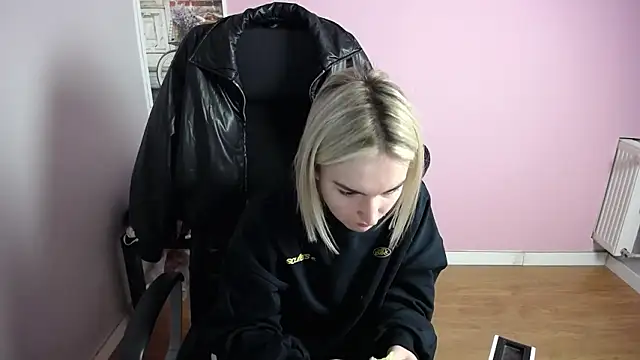 Snapshot of viktoria_lovely chatting on February 17, 2026, 6:33 am viktoria lovely online show from February 17, 2026, 6:33 am