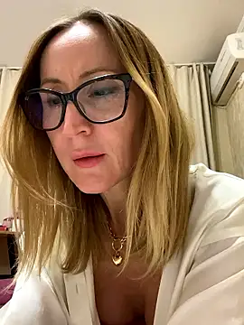 Snapshot of LauraDavis chatting on January 14, 2026, 4:43 pm LauraDavis online show from January 14, 2026, 4:43 pm