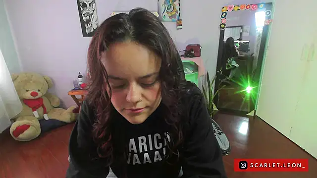 Scarletleon77 online show from March 21, 2025, 3:35 pm