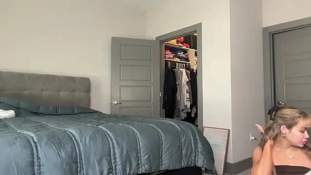 ElenaErickson online show from March 5, 2025, 8:53 pm