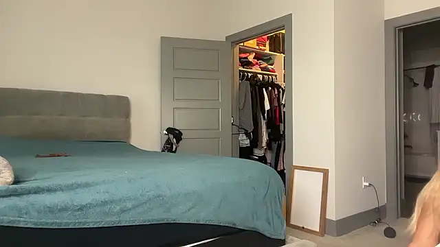 ElenaErickson online show from December 2, 2024, 7:44 pm