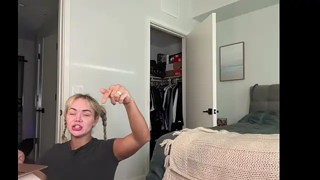 ElenaErickson online show from July 19, 2026, 1:03 am