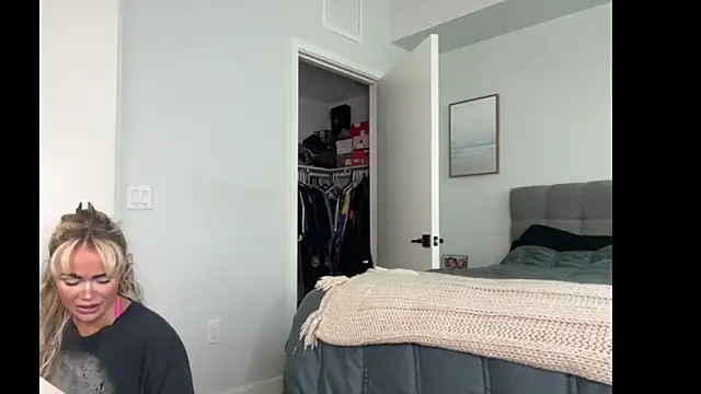 Snapshot of ElenaErickson chatting on February 11, 2026, 8:41 pm ElenaErickson online show from February 11, 2026, 8:41 pm