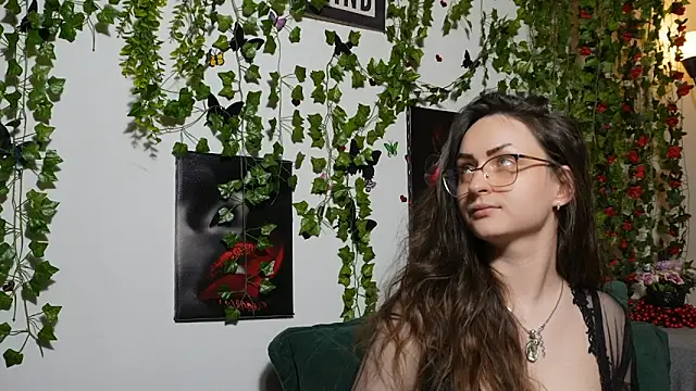 NaughtYHomemadE online show from November 7, 2025, 2:32 pm