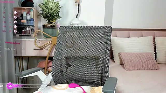  Joliie  online show from March 3, 2025, 3:54 pm