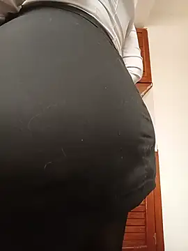 Snapshot of tata_laima__ chatting on August 4, 2026, 2:32 pm tata laima online show from August 4, 2026, 2:32 pm