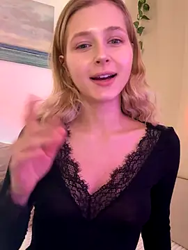 LunaRase online show from October 16, 2025, 11:07 am