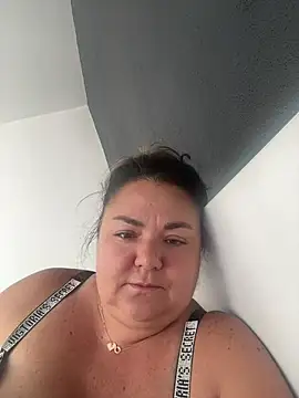 MikyVesela online show from August 5, 2026, 3:28 pm