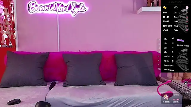 bonnievonclyde online show from December 15, 2025, 11:38 am