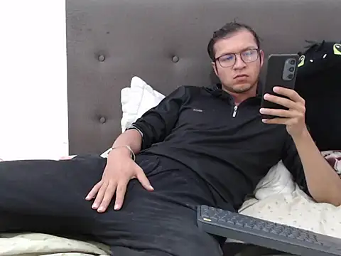 andy loverxx online show from February 10, 2026, 12:42 am