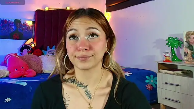 alisson zafiro  online show from September 19, 2025, 3:21 am