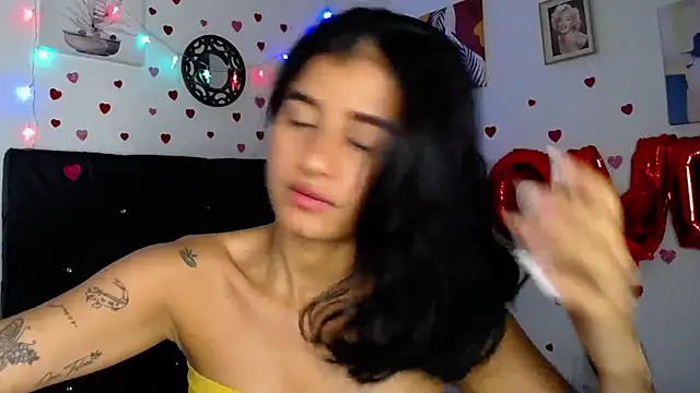 Snapshot of floweer_ chatting on February 16, 2025, 7:16 pm floweer online show from February 16, 2025, 7:16 pm