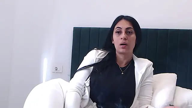 Snapshot of Aimeclark chatting on October 17, 2025, 11:34 am Aimeclark online show from October 17, 2025, 11:34 am