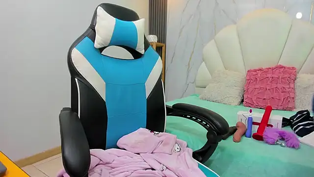 Lizzie Williams  online show from October 19, 2025, 3:20 am