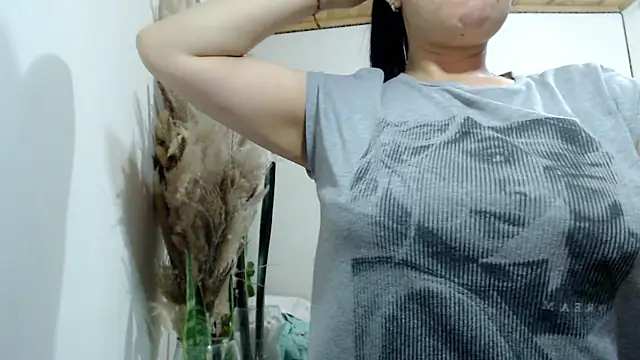 Donniia online show from May 8, 2026, 1:31 am