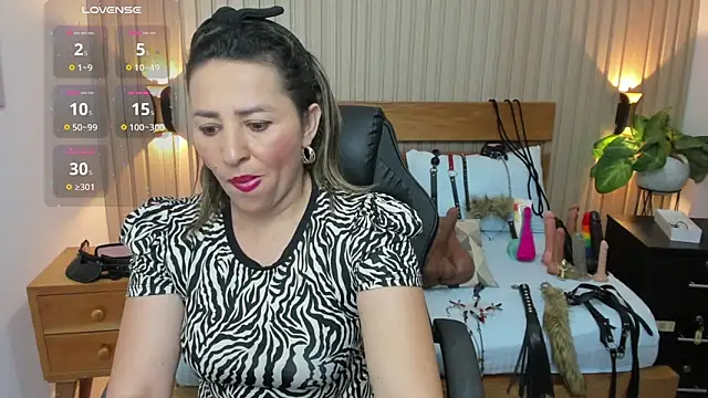 luciana ballesteros  online show from September 17, 2025, 12:18 pm