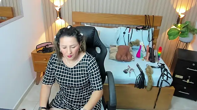 luciana ballesteros  online show from September 30, 2025, 12:11 pm