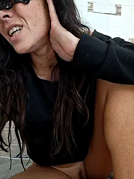 EmySkinny85 online show from November 24, 2025, 9:04 pm